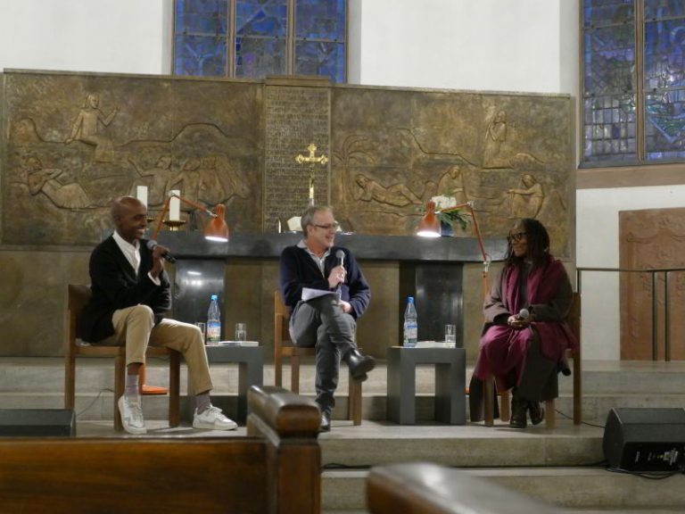 Tsitsi Dangarembga in der Frankfurter Katharinenkirche Oktober 2021 mit Sulaiman Addonia und Martin Schult